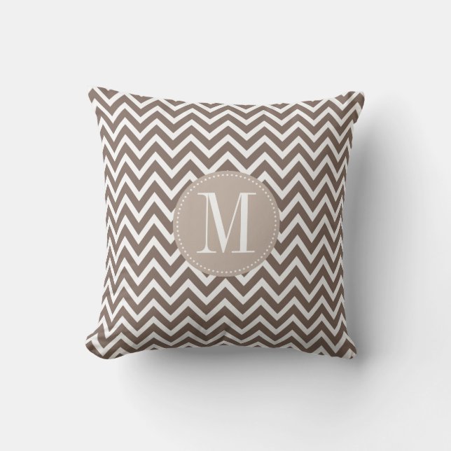Chocolate Chevron Aangepast monogram Kussen (Voorkant)