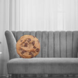 Chocolate Chip Cookie Novelty Rond Kussen<br><div class="desc">Fun novelty round kussen met een Chocolate Chip Cookie ...  perfect voor chocoladeliefhebbers en cookieventilatoren ...  kussens uit Ricaso</div>