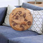 Chocolate Chip Cookie Novelty Rond Kussen<br><div class="desc">Fun novelty round kussen met een Chocolate Chip Cookie ...  perfect voor chocoladeliefhebbers en cookieventilatoren ...  kussens uit Ricaso</div>