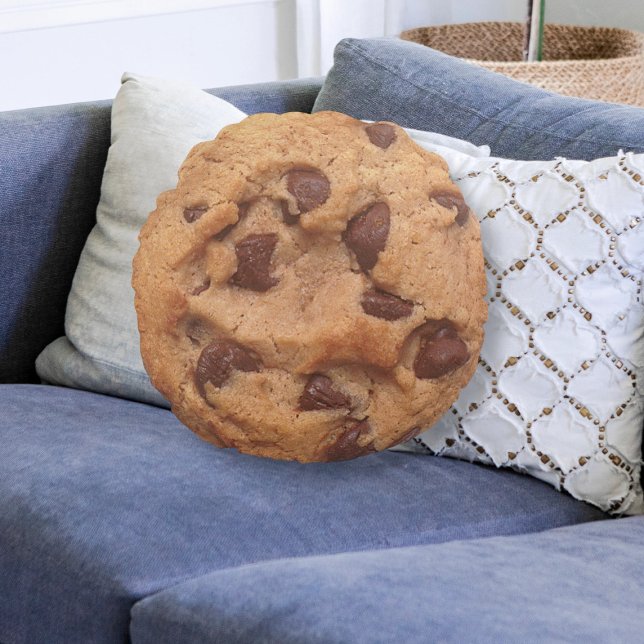 Chocolate Chip Cookie Novelty Rond Kussen (Novelty fun chocolate chip cookie throw pillow from Ricaso. Round pillow in a cookie food design)