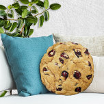 Chocolate Chip Cookie Rond Kussen<br><div class="desc">Een heerlijke toevoeging aan je huisinrichting met dit zoete chocolade chip koekjeskussen! Creëer uit een hoge resolutie afbeelding van een echte chocoladechip koekje fris en warm uit de oven.</div>