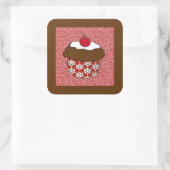 Chocolate Cupcake op rood en wit patroon Vierkante Sticker (Tas)