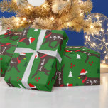 Chocolate Lab Christmas Gepersonaliseerd Naam van  Cadeaupapier<br><div class="desc">Verhoog je cadeau-geven dit vakantieseizoen met dit schattige ontwerp met vrolijke Chocolate Labrador Retrievers met kerstmutsen. Sommige laboratoria dragen zelfs hun favoriete tennisbal. Ze hebben rode bandana's. Wat ons inpakpapier echt uniek maakt, is de personalisatiefunctie. Voeg jouw naam en de naam van je hond toe en creëer een uniek bericht...</div>