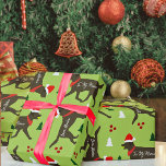 Chocolate Lab Christmas Gepersonaliseerd Naam van  Cadeaupapier<br><div class="desc">Verhoog je cadeau-geven dit vakantieseizoen met dit schattige ontwerp met vrolijke Chocolate Labrador Retrievers met kerstmutsen. Sommige laboratoria dragen zelfs hun favoriete tennisbal. Ze hebben rode bandana's. Wat ons inpakpapier echt uniek maakt, is de personalisatiefunctie. Voeg jouw naam en de naam van je hond toe en creëer een uniek bericht...</div>