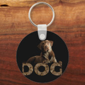 Chocolate Lab Laying Lounging on the word DOG Sleutelhanger (Voorkant)