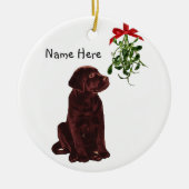 Chocolate Lab Mistletoe-kerstversiering Keramisch Ornament (Voorkant)