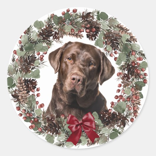 Chocolate Lab Red Bow Pinecone Wreater Kerstmis Ronde Sticker (Voorkant)