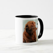 Chocolate Labrador die een slang heeft Mok (Voorkant rechts)