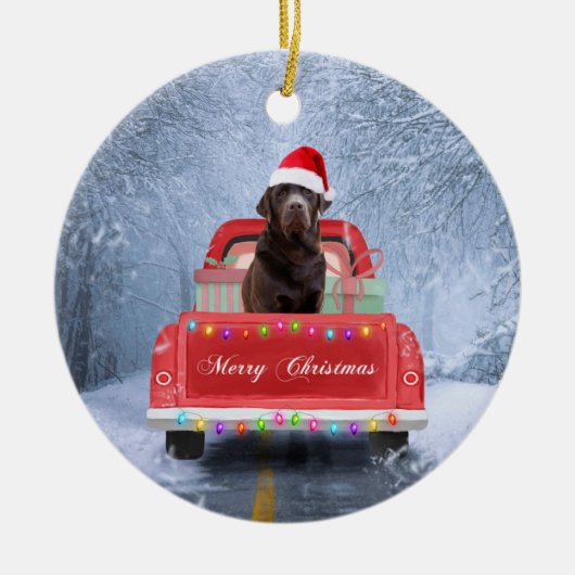 Chocolate Labrador Dog in sneeuwkerst Keramisch Ornament (Voorkant)