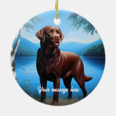 Chocolate Labrador en Blue Lake Keramisch Ornament (Achterkant)