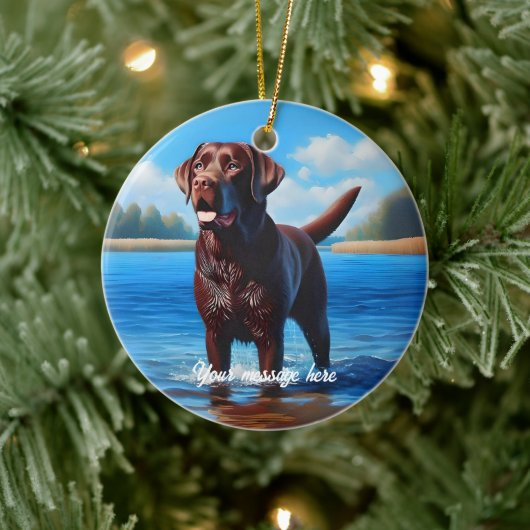 Chocolate Labrador en Blue Lake Keramisch Ornament (Boom)