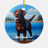 Chocolate Labrador en Blue Lake Keramisch Ornament (Voorkant)