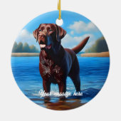 Chocolate Labrador en Blue Lake Keramisch Ornament (Achterkant)