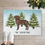 Chocolate Labrador Retriever Custom Blue Christmas Deurmat<br><div class="desc">Destei's originele cartoon illustratie van een schattige chocoladebruine Labrador Retriever fokhond. De hond wordt geplaatst in een winterscène met drie groene sparren en vallende sneeuw. De achtergrond is een blauw tot wit verloop,  waardoor het ontwerp er die koude winterdag uitziet. Er is ook een aanpasbaar tekstgebied voor een naam.</div>