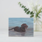 Chocolate Labrador Retriever in waterkaart Briefkaart (Staand voorkant)