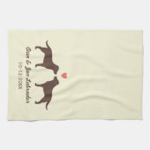 Chocolate Labrador Retrievers met hart en tekst Theedoek (Horizontaal)