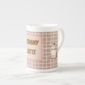 Chocolate Plaid Bone China Mug – “Yummy Latte” Porselein Kop (Voorkant rechts)