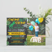 Chomp & Stomp! Dinosaur Boys 1e verjaardagsfoto Kaart (Staand voorkant)