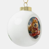 Chow Chow Dog in Sledge Laat het Sneeuw Kerstmis Keramische Bal Ornament (Links)