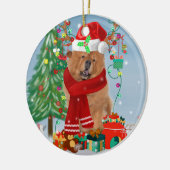 Chow Chow Dog in sneeuw met kerstcadeautjes Keramisch Ornament (Links)