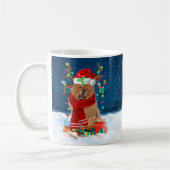 Chow Chow Dog in sneeuw met kerstcadeautjes Koffiemok (Links)