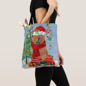 Chow Chow Dog in sneeuw met kerstcadeautjes Tote Bag (Dichtbij)