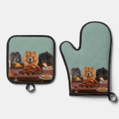 Chow Chow Feast Oven Mitt en Pot Houder Ovenwant & Pannenlap Set (Voorkant)