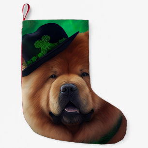 Chow Chow-hond in St. Patrick's Day-jurk Kleine Kerstsok
