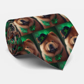 Chow Chow-hond in St. Patrick's Day-jurk Stropdas (Opgerold)