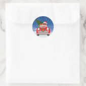 Chow Chow-hond rijdt auto in de sneeuw Ronde Sticker (Tas)