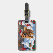 Chow Chow Rent in de Sneeuw met Kerstmuts Bagagelabel (Voorkant verticaal)