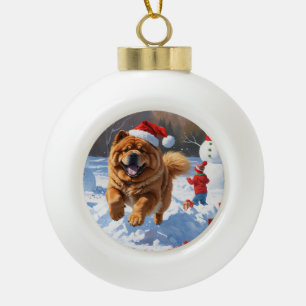 Chow Chow Rent in de Sneeuw met Kerstmuts Keramische Bal Ornament