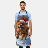 Chow Chow Rent in de Sneeuw met Kerstmuts Schort (Gedragen)