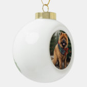 Chow Hond in Sneeuw Kerstmis Keramische Bal Ornament (Links)