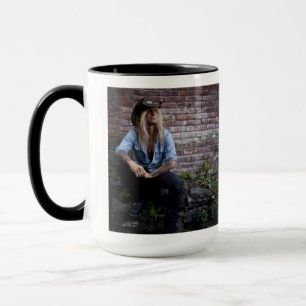 Chris Caffery Zitting by Brick Wall Mok