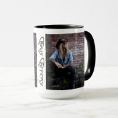 Chris Caffery Zitting by Brick Wall Mok (Voorkant rechts)