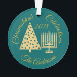 Chrismukkah Hanukkah Kerstmis Gold Blauwgroen Eleg Ornament<br><div class="desc">Dit aangepaste goud- en blauwgroen CHRISMUKKAH CELEBRATIONS-versieringsmerk is ontworpen voor interreligieuze families en biedt ruimte voor uw familienaam en een jaar (optioneel) voor een echt unieke vakantiekleutel. Mijn moderne stijl gouden kerstboom en Hanukkah Menorah design hebben een polka-stipmotief op de eenvoudige grafiek voor een beetje plezier. Plaats op een rijke...</div>