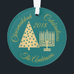 Chrismukkah Hanukkah Kerstmis Gold Blauwgroen Eleg Ornament<br><div class="desc">Dit aangepaste goud- en blauwgroen CHRISMUKKAH CELEBRATIONS-versieringsmerk is ontworpen voor interreligieuze families en biedt ruimte voor uw familienaam en een jaar (optioneel) voor een echt unieke vakantiekleutel. Mijn moderne stijl gouden kerstboom en Hanukkah Menorah design hebben een polka-stipmotief op de eenvoudige grafiek voor een beetje plezier. Plaats op een rijke...</div>