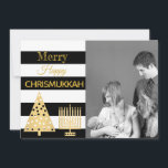 Chrismukkah Photo Black and White Stripes Gold Feestdagenkaart<br><div class="desc">Voeg je foto toe aan deze leuke Chrismukkah-vakantiekaart in een moderne stijl van zwarte en witte strepen met gouden accenten voor Kerstmis en Hanukkah samen. Vrolijk Happy Chrismukkah! Vervang de foto van de plaatshouder door uw eigen familiefoto voor een unieke persoonlijke kaart. De gouden polka stippen met kerstboom en de...</div>