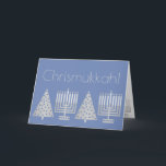 Chrismukkah Silver Blue Holiday Uw foto toevoegen Feestdagen Kaart<br><div class="desc">Voeg uw favoriete familiefoto toe aan de binnenkant van deze charmante kerstkaart in blauw en zilver. Dit wenskaart is ontworpen voor gemengde gezinnen die zowel Chanoeka als Kerstmis vieren. Mijn gesimuleerde zilveren afbeeldingen van een Chanoeka Menorah en een kerstboom worden in de kaart herhaald, samen met twee secties van bijpassende...</div>
