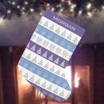Chrismukkah Silver Menorah Tree Stripes Patroon Kleine Kerstsok<br><div class="desc">Pas deze leuke kerstkous aan met een zilveren Chanoeka Menora en zilveren kerstbomen op kleurrijke strepen van wit, blauw en paarse. Voeg een naam in zilveren tekst toe aan de kous voor een uniek gepersonaliseerd geschenk. De Menorah en de zilveren design zijn eenvoudig genoeg om deze kerstkous voor elk van...</div>