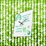 Christelijk Gebed voor kinderen Groen| Vierkante Klok<br><div class="desc">Monogram voor u om uw eigen gebed in te voegen als u dat wilt, vierkante wandklok. Dit schattige boho thema met een groene regenboog en melkweg, en groene tekst op een witte achtergrond, staten, Lieve God, help me moedig en sterk te zijn. Met jou, ik weet dat ik erbij hoor....</div>