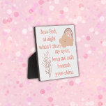 Christelijk Gebed voor kinderen Roze | Fotoplaat<br><div class="desc">Monogram voor u om uw eigen gebed in te voegen als u dat wilt,  Tafelblad Plaque met Ezel. Dit schattige boho-thema met een roze regenboog met wolken en roze tekst op een witte achtergrond,  stelt,  Lieve God,  's nachts als ik mijn ogen sluit,  houd me veilig onder je hemel.</div>