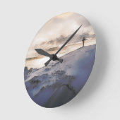 Christelijk kruis op bergen ronde klok (Hoek)