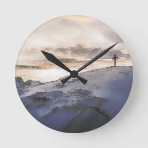 Christelijk kruis op bergen ronde klok