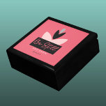 Christelijke "Be still"-studie en moderne roze dro Cadeaudoosje<br><div class="desc">Ik dacht dat deze cadeaudoos een mooie gebeddoos zou maken. Ik maakte een modern design met abstracte, geometrische bloemen in roze, grijs en zwart tegen een donkerroze achtergrond. Geïnspireerd door Psalm 46:10: Hij zegt: "Wees stil, en weet dat ik God ben; ik zal worden uitgegraven tussen de naties, ik zal...</div>