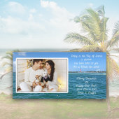 Christelijke kerstvuurtoren voor de oceaanfotokaar feestdagenkaart