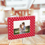 Christelijke liefde een andere Keepsake fotosjablo Fotoblokken<br><div class="desc">Ik maakte een eenvoudig maar modern ontwerp voor een bruiloft aandenken. Een rode achtergrond met kleine witte hartjes rondom een fotosjabloon voor de foto van de bruid & bruidegom. Het bijbelvers uit 1 Johannes 3:23, "Heb elkaar lief", staat aan de voorzijde van de foto. Dit zou een mooie bruiloft, jubileum...</div>