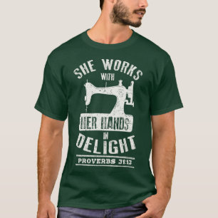 Christelijke naaiafdrukken die ze met haar handen t-shirt
