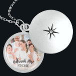 Christening Name and Photo Locket Ketting<br><div class="desc">Een speciale zilverkap met een aangepaste foto voor de baby, voorzien van de naam van de baby en perfect als een kerstcadeau of een baptisme-hoopje. De sjabloon is ingesteld om je eigen foto toe te voegen van je familie, baby en peetouders of bijvoorbeeld een afbeelding van de baby. Als u...</div>